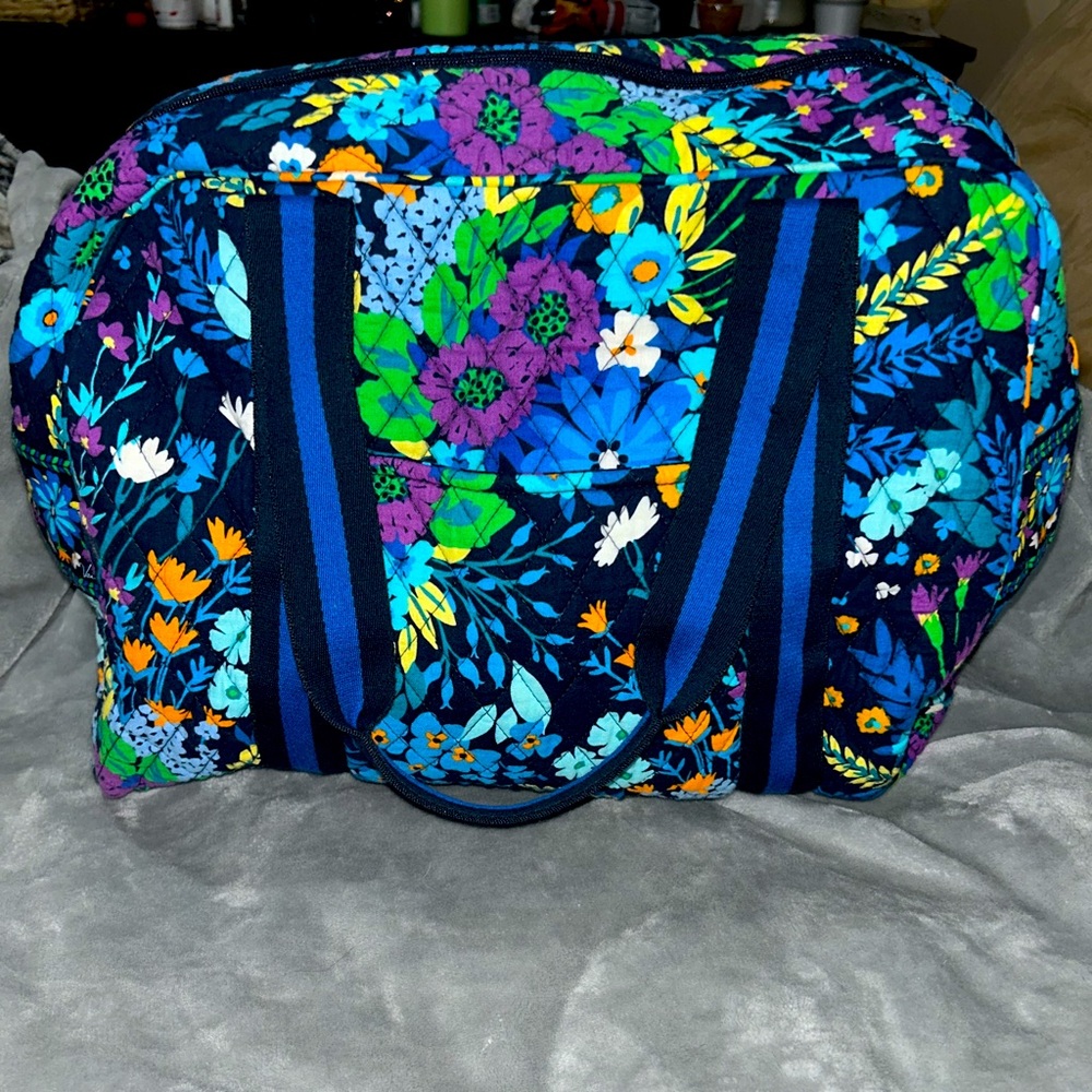 super big Vera Bradley floral travel bag #travelbag #verabradley #travel #purse